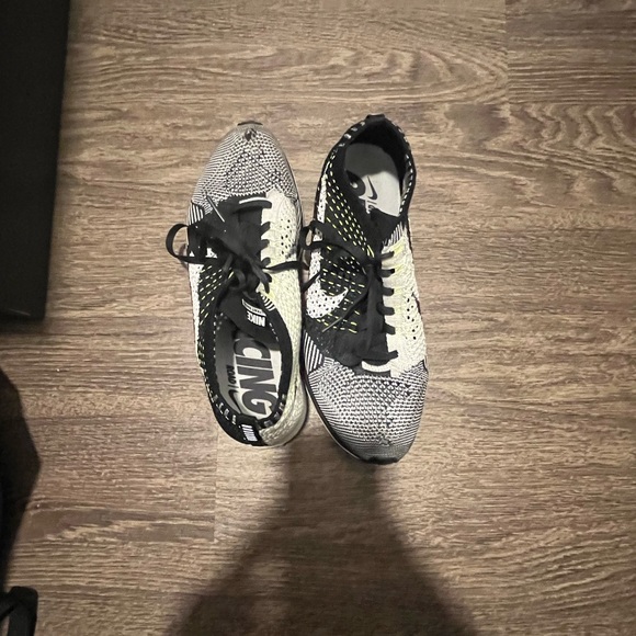 Nike Flyknit Racer - Picture 3 of 4